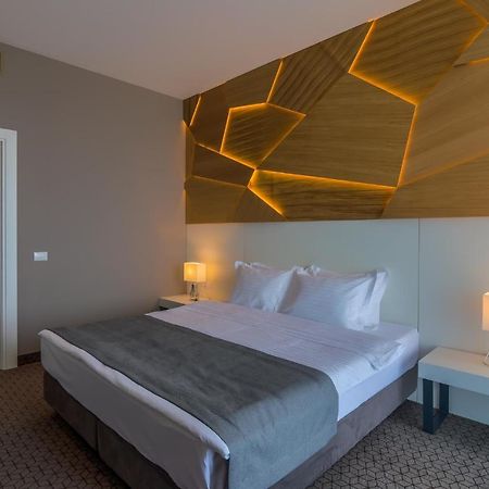 Nyota Hotel & Conference Center Мамая Екстериор снимка