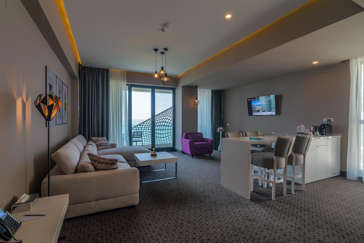 Nyota Hotel & Conference Center Мамая Екстериор снимка