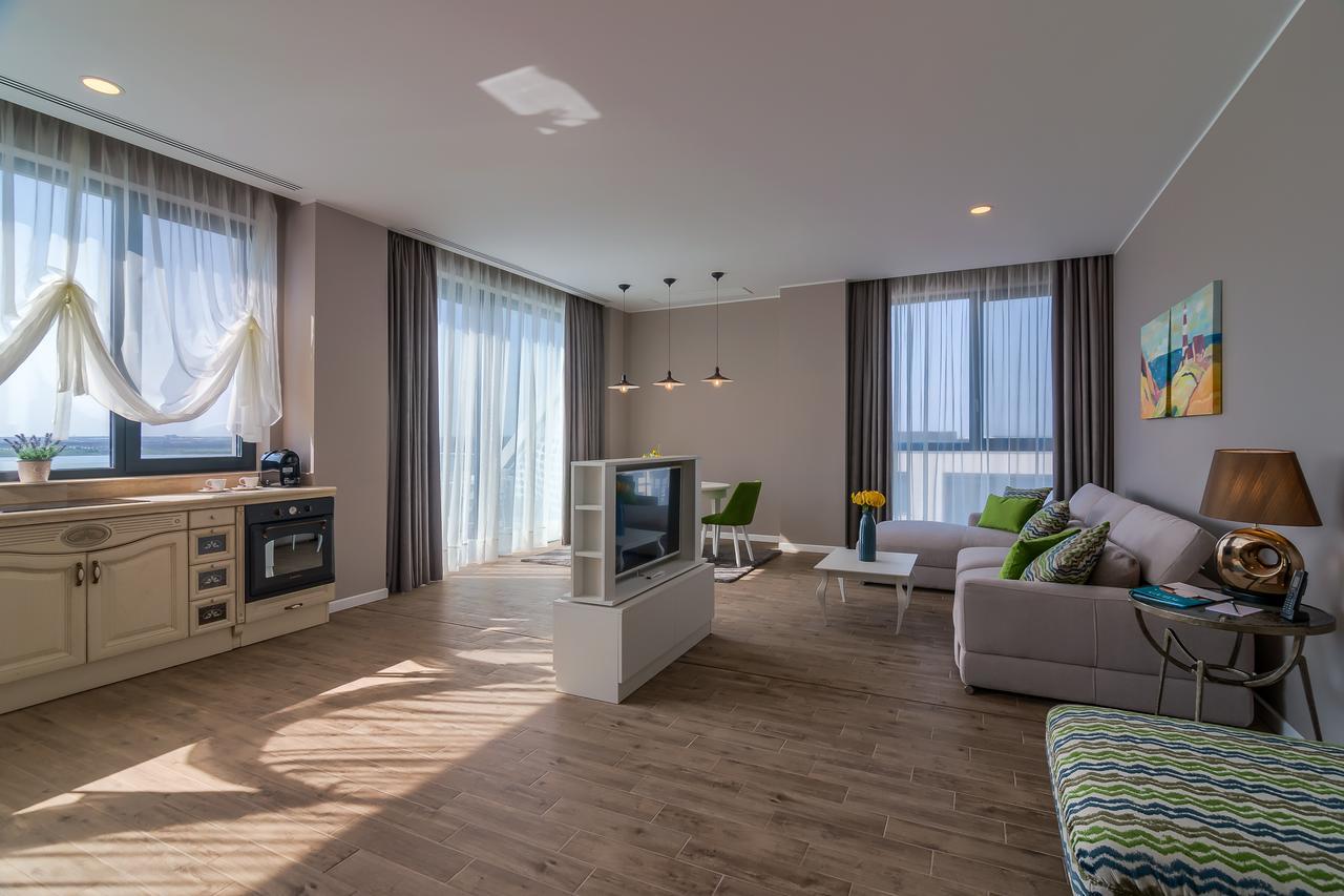 Nyota Hotel & Conference Center Мамая Екстериор снимка