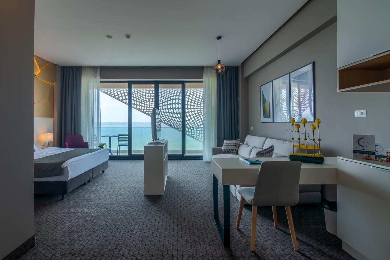 Nyota Hotel & Conference Center Мамая Екстериор снимка